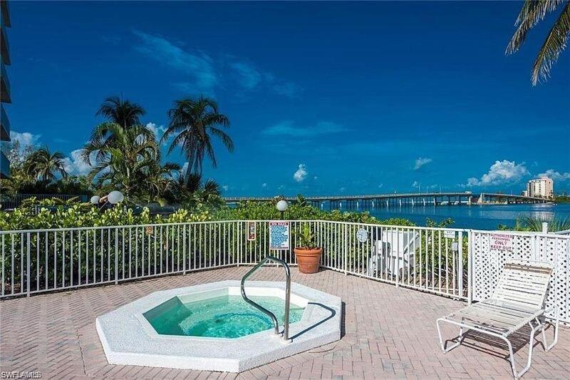 Beachfront Lovers Key Apartment *